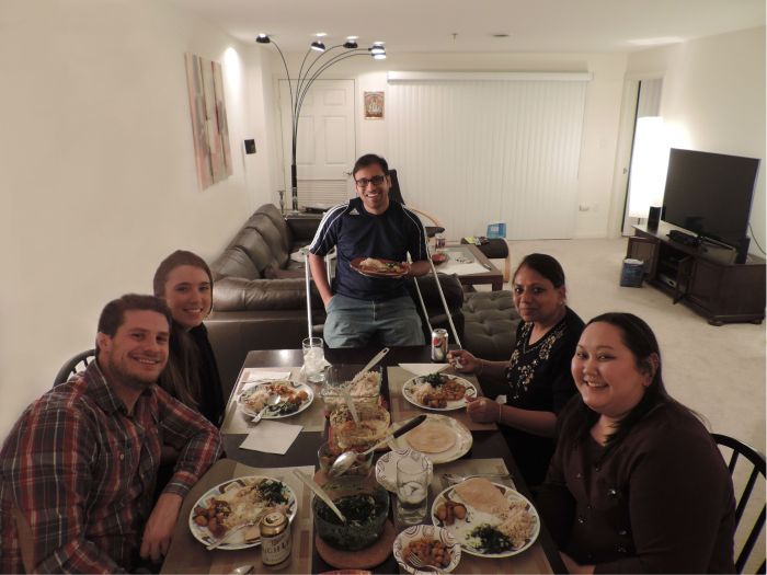 Peter, Jess, Pranav, Pranav's moeder, en Emma