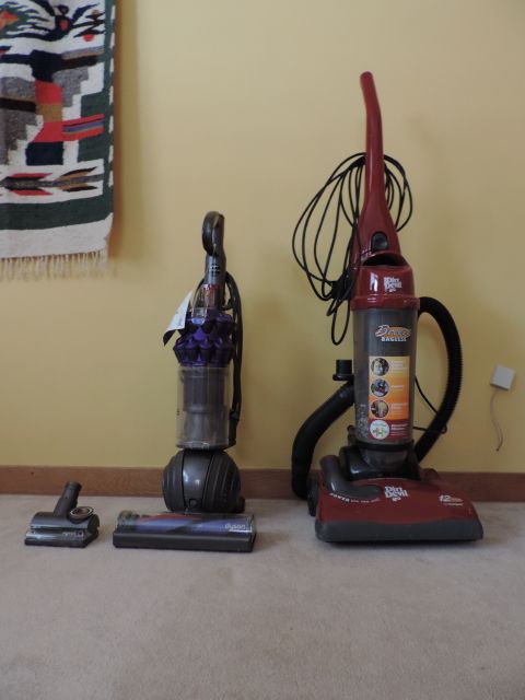 Links de nieuwe, goeie stofzuiger. Rechts het on-ding...