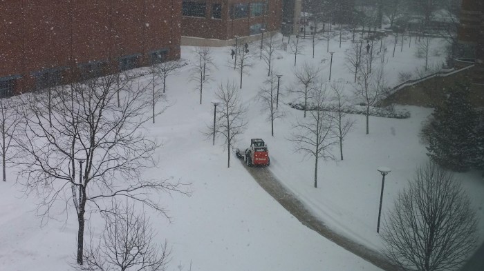 Bobcat sneeuwschuiver aan het werk