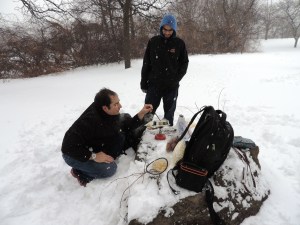 Fondue - met hondevoerbak als pan - in de sneeuw