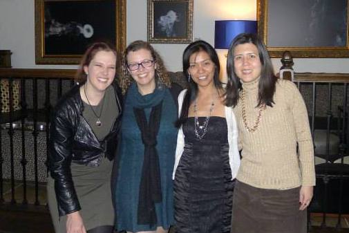 Ik, Joana, Veronica, en Stephanie (en ja, ik ga zwaar door mijn knieën want ik ben een kop groter)