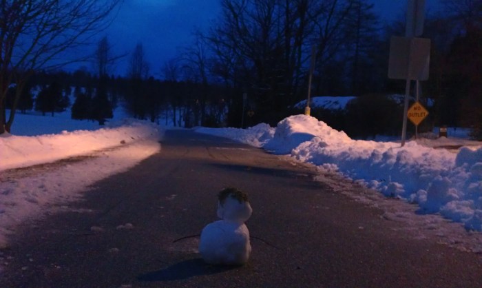 Een sneeuwpopje op het fietspad