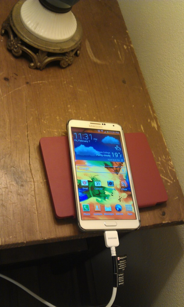 Mijn nieuwe telefoon, haast net zo groot als de e-reader die eronder ligt