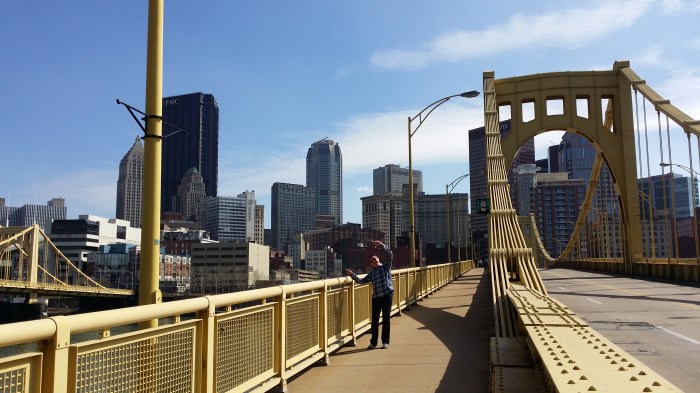 Michiel op een van de vele bruggen