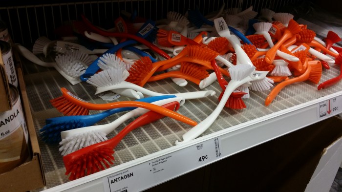 Zaterdag was het Koningsdag. En ook de afwasborstels bij IKEA deden mee!