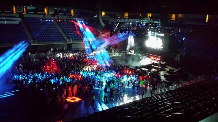 DJ Hardwell vanuit de President's skybox in het Bryce Jordan Center