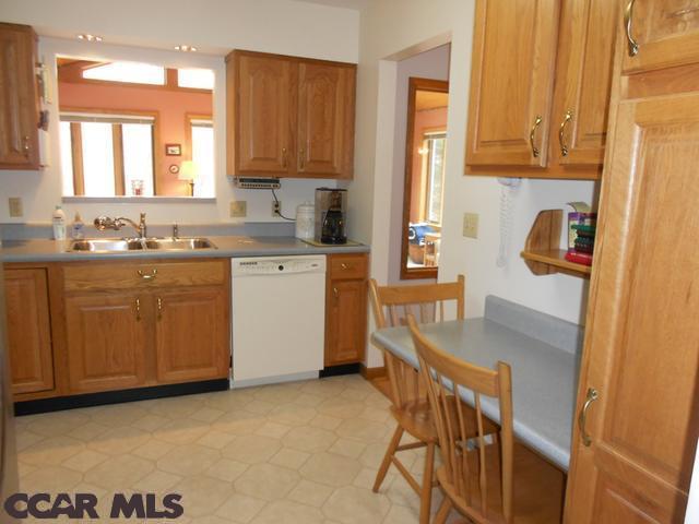 De oude, lelijke keuken in ons nieuwe huis