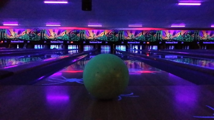 Cosmic Bowling! Alles in blacklight. Mooie artistieke, maar wel een lastige foto!! 