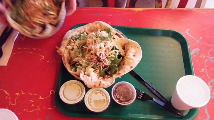 De overheerlijke salade bij Cafe Rio met versgemaakte tortilla - beats Chipotle!!