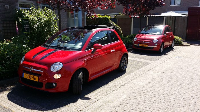 De 160-pk Abarth cabrio Fiat 500!! Met z'n minder stoere broertje erachter...