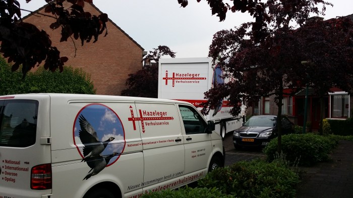 Hazeleger Verhuizingen. Een vrachtwagen voor de deur...