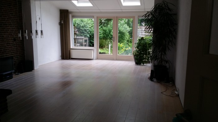 En wie wil er nou niet in dit lege huis kamperen? 