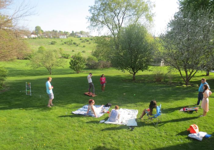 Linksachter ladderball en rechtsachter cornhole. En vooraan de picnic dekens!