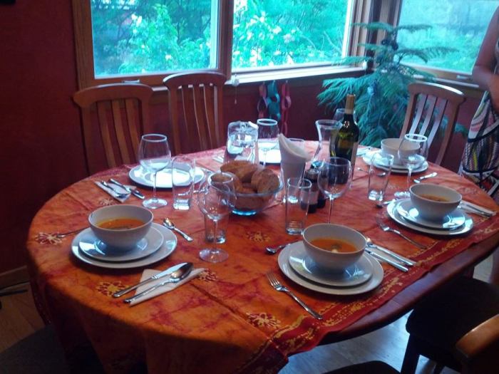 De tafel netjes gedekt. Kennen ze hier niet :-) 