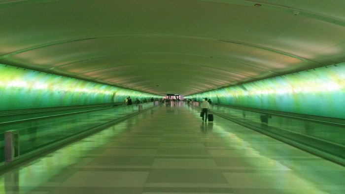 Een gang tussen de terminals op het Detroit vliegveld. Die ken ik zo onderhand wel... 