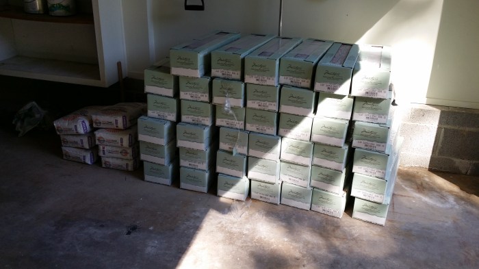 Er staan nu 51 pakken tegels in de garage