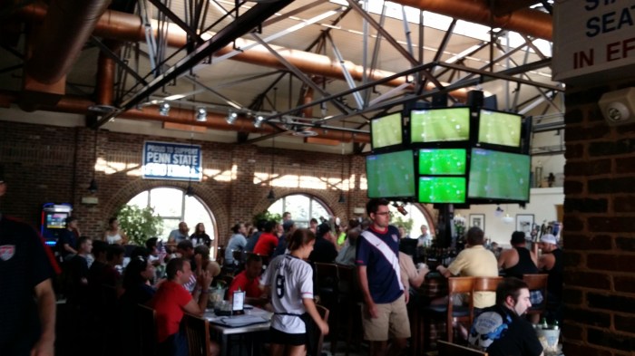 Hoeveel televisies kun je kwijt in een sportsbar? Bij Champs zijn het er naar schatting 50...