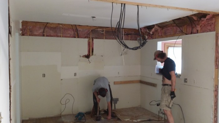 Mijn verbouwers in de weer met oud linoleum