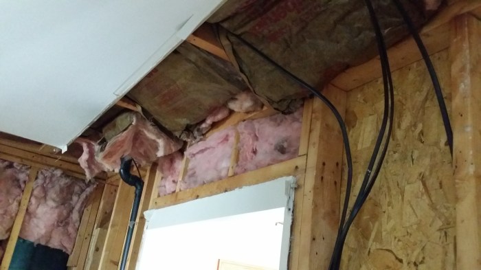 De draden en kabels hangen los in de muren...