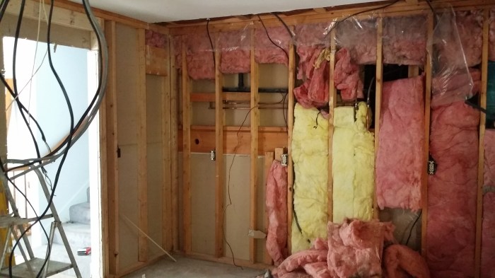 De muren in de keuken liggen open