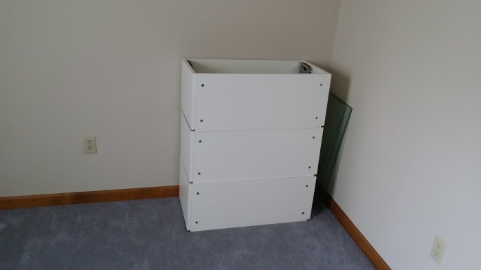 Het frame van de eerste drie IKEA kastjes