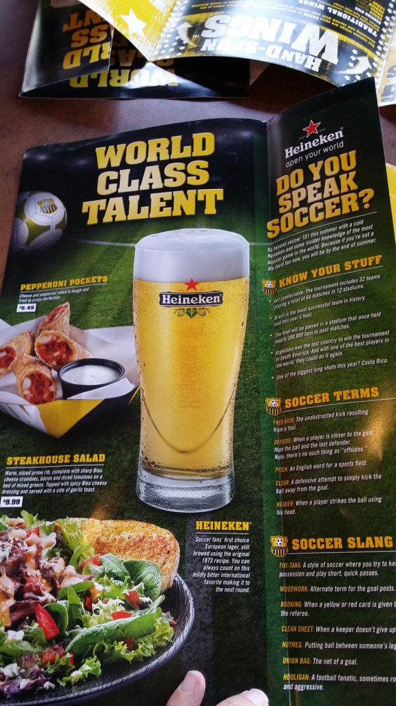 Gelukkig helpt Heineken een beetje mee om de Amerikanen wat voetbalkennis bij te brengen (rechts)