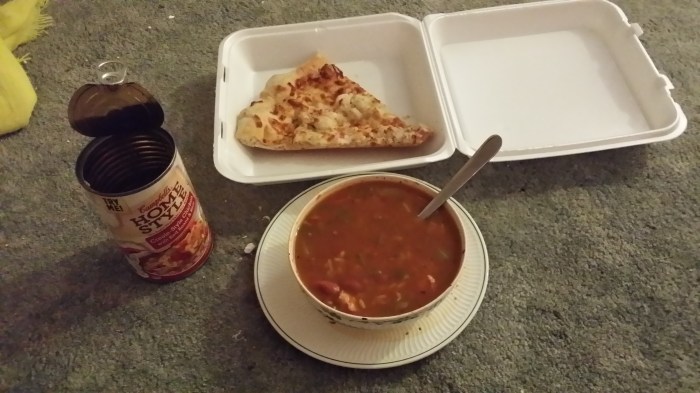 Opgewarmde pizza en soep uit blik