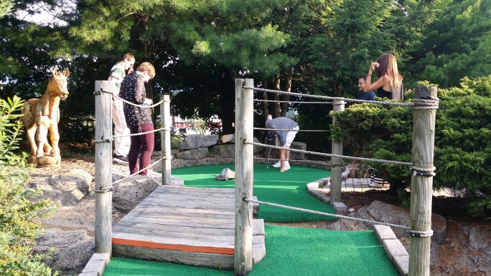Minigolf: het team van Lauren, Louise en Adam in actie