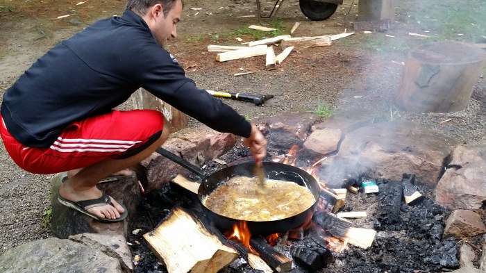 Adam met het ontbijt (30 eieren... een mega ui... een stapel spek... een zak kaas...)