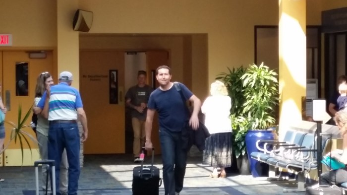 Michiel komt aan op het vliegveld van State College!