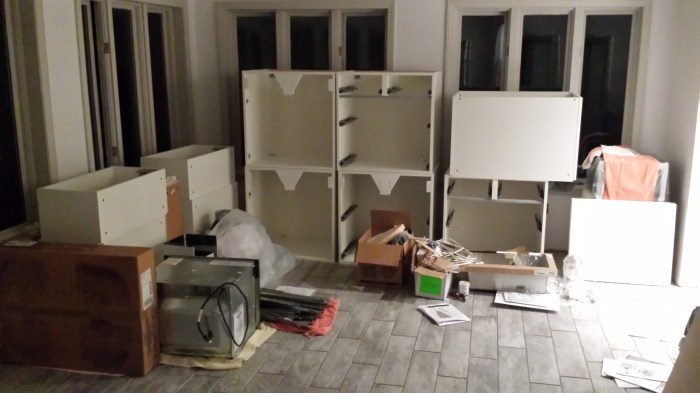 Alle keukenkastjes verzamelen in de sunroom!!