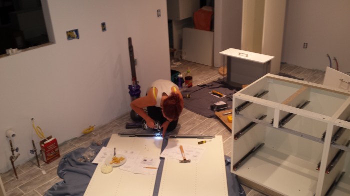 Ik aan het werk met een grote kast...