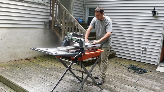 Michiel aan het tegels snijden