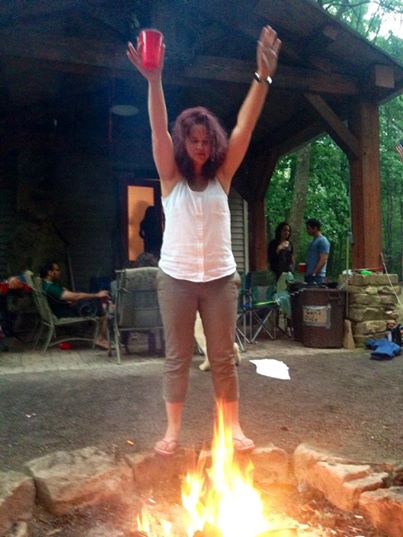 "Red solo cup, I lift you up" (oftwel, opwarmen bij het kampvuur)