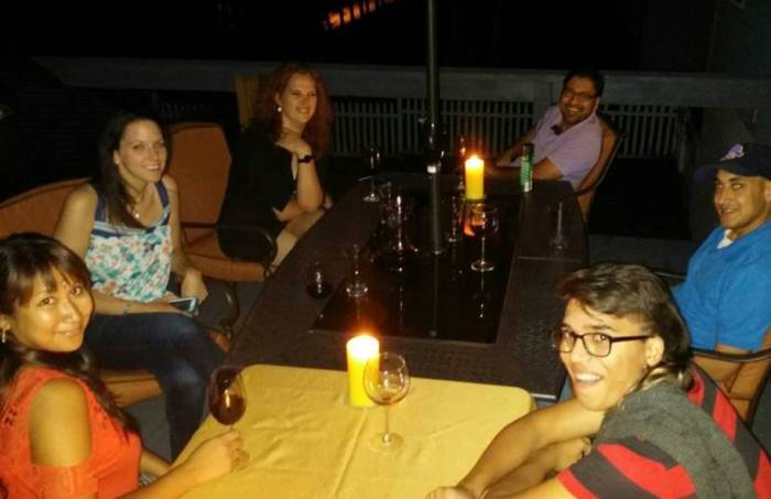 Dinner Club: Samantha, Kayla, Pranav, Philip en Sam's broertje Dagan