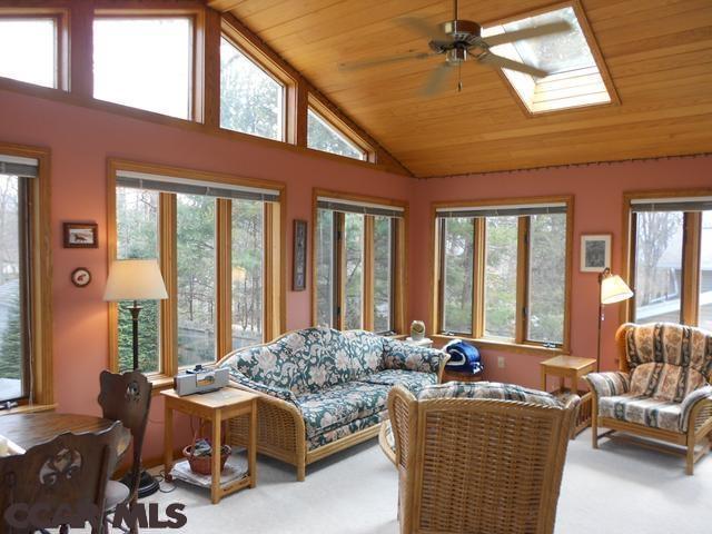 De oude sun room tijdens de bezichtiging. Kijk daar maar eens doorheen.... 