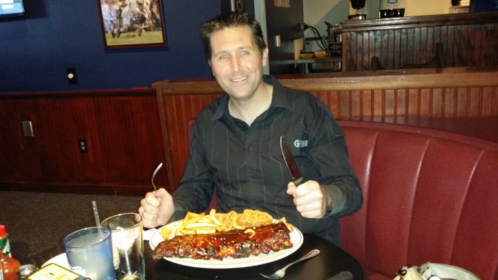 Michiel aan de ribs. Met barbecue saus!