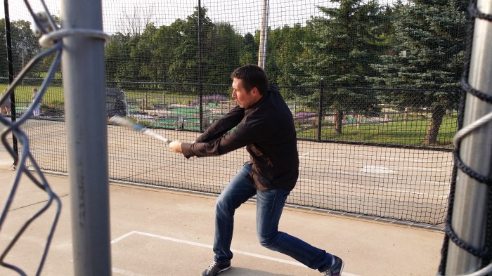 Michiel in de batting cage (hij wil er vast zo eentje in de tuin)