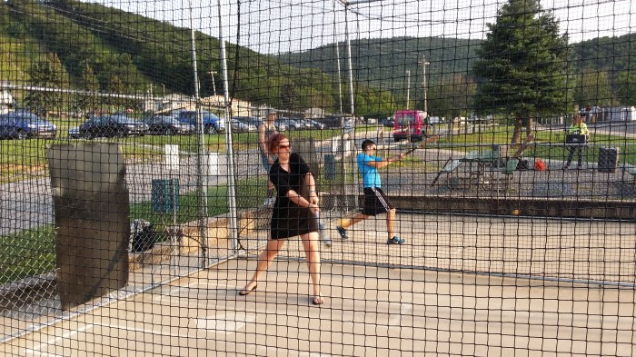 Mijn poging in de batting cage. Op teenslippers en in jurkje. Dat dan weer wel. 