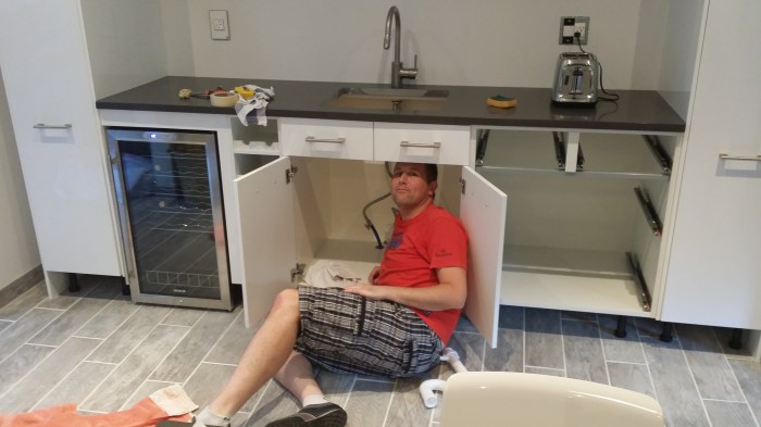 De kranen aansluiten... wat een gepriegel! Maar het is gelukt!