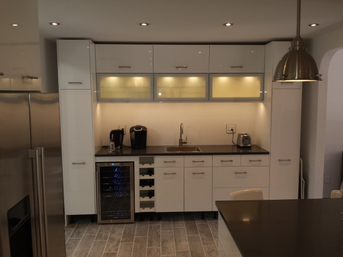 De kastenwand met wijnkoelkast en geïntegreerd wijnrek