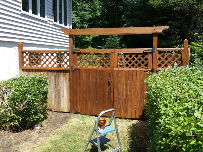 De schuttingen - bijna helemaal in de beits gezet