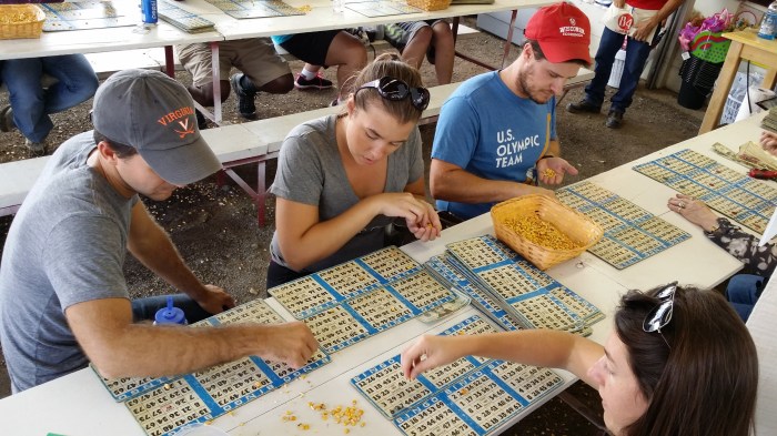 Jess en Peter doen mee aan de mais-bingo