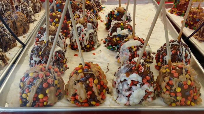 Appels met chocola met spikkels en M&M's en suikerglazuur. Op een stok