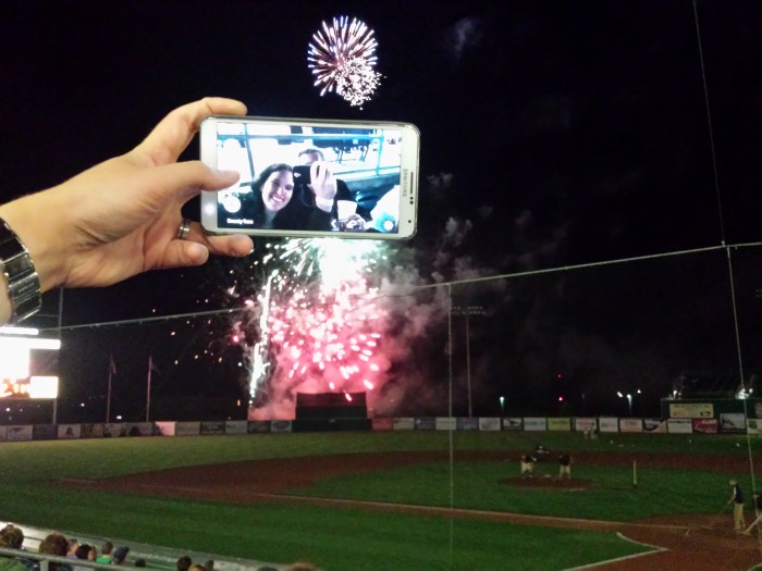 Vuurwerk aan het einde van de baseball wedstrijd