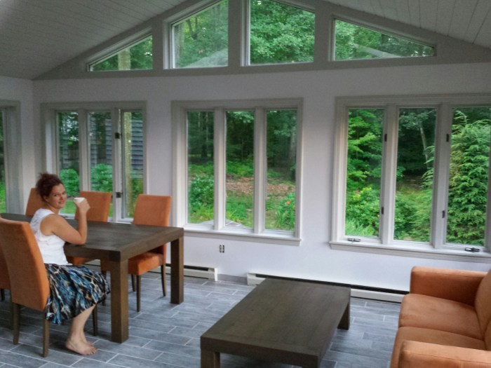 De meubels staan op hun plek in de sunroom