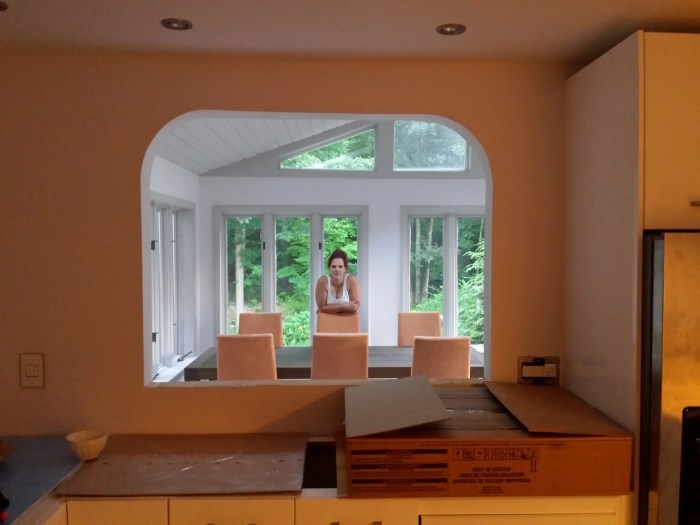 Doorkijkje van de keuken naar de sunroom