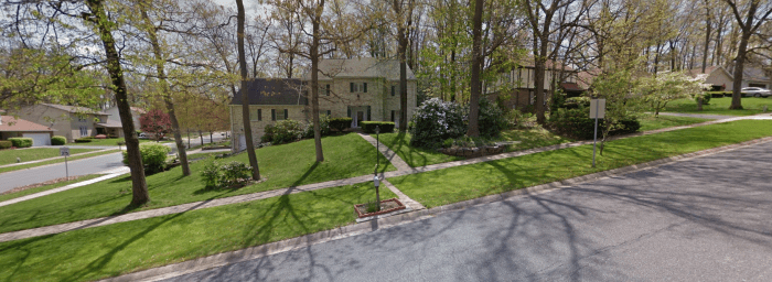 De huizen aan Devonshire Drive staan schuin op de helling gebouwd. Ons huis trouwens ook...