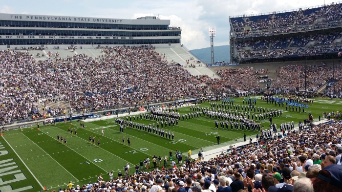 De Blue band (de marching band van Penn State) in ons mega-grote stadion