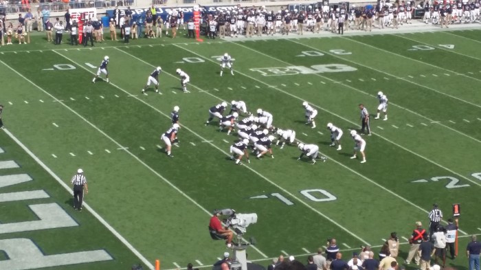 American Football: Quarterback Hackenberg in actie